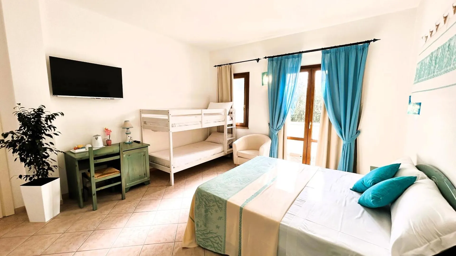 La Perla Hotel SantʼAnna Arresi 3*,  Italia